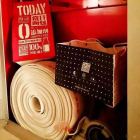 快遞小哥向栓箱內(nèi)塞快遞，屬于消防違法行為！